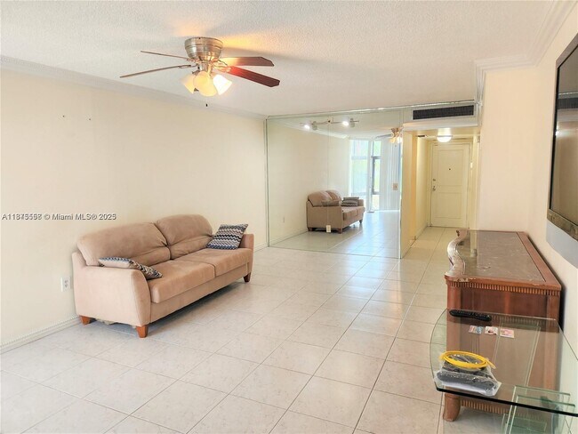 Foto del edificio - 3375 N Country Club Dr