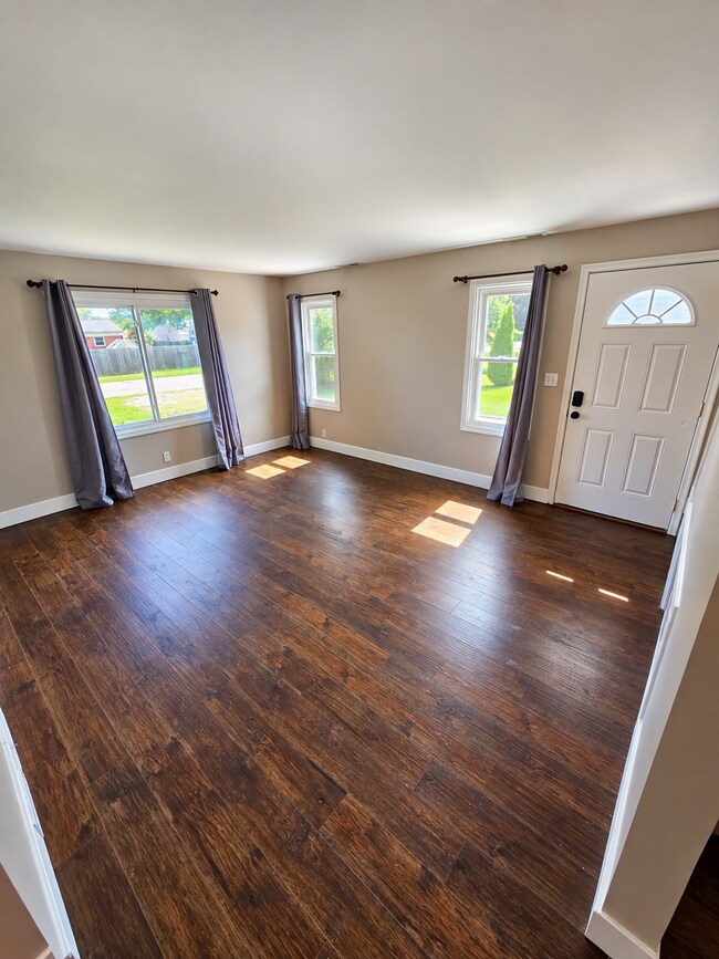 Foto del edificio - 3-Bedroom Shelby Twp Home on Spacious Lot with Large 2 Car Garage. Laminate Flooring on Main Floo...