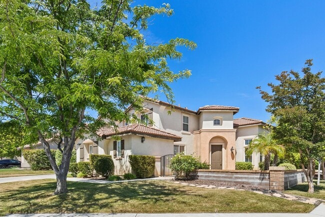 Building Photo - Paseo Del Sol, 5 br/3 ba House, 2-Story, 3 car gar, yard, corner house, gardener, granite, hardwo...