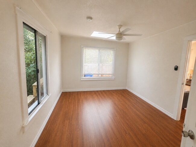 Foto del edificio - 1449 Angelus Ave