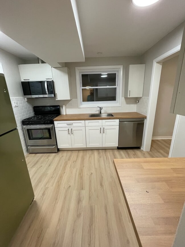 Building Photo - 7202 W Crain St