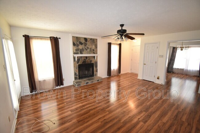 Building Photo - 121 Sprucepine Dr