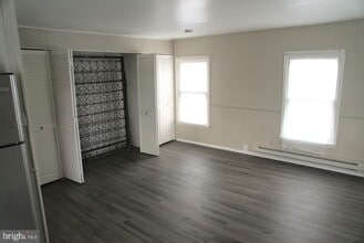 Building Photo - 410 Monmouth St