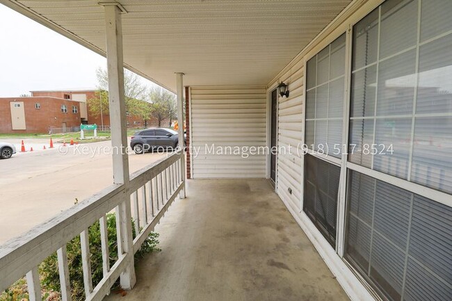 Building Photo - 1307 N Willow Dr