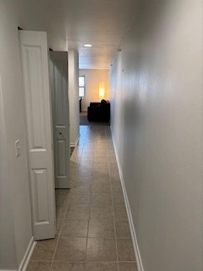Building Photo - Bright and Spacious Condo for Rent in Downtown Verona