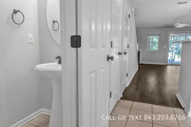 Building Photo - 8100 Shadow Oak Dr