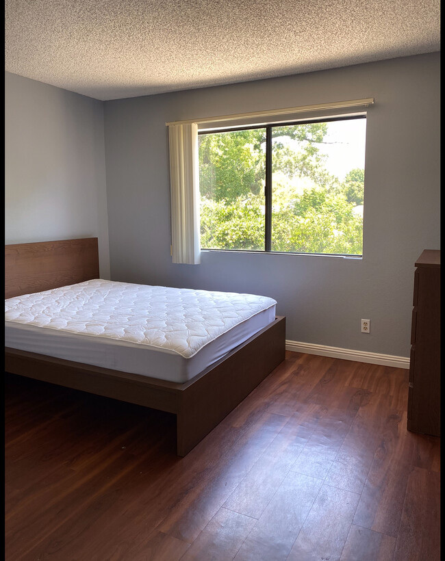 Foto del edificio - 6590 Hazeltine Ave