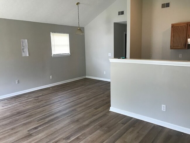 Building Photo - Beautiful 3 Bedroom, 1.5 Bathroom House in...