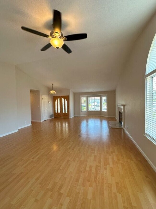 Foto del edificio - Nor Cal Realty, Inc. - 3 Bedroom 2  Bath w...