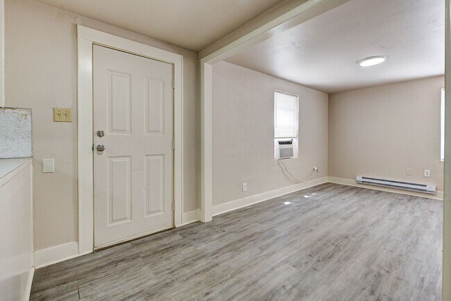 Foto del edificio - Charming Home Near Midtown: Wood Flooring ...