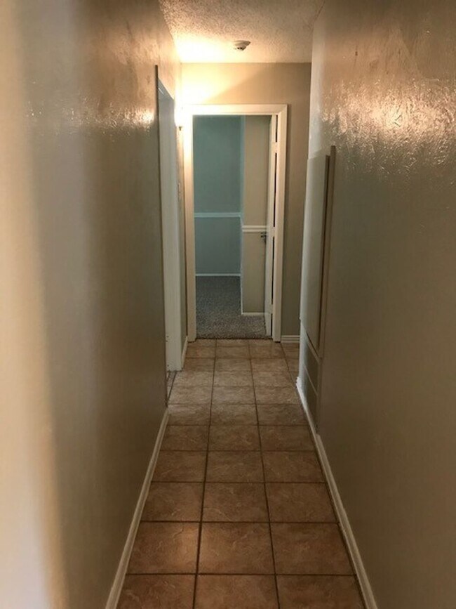 Building Photo - 3 bedroom in quiet subdivision