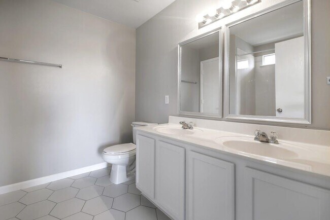 Foto del edificio - 17901 Violet Ln