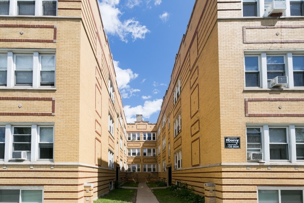 Foto principal - 4409 N Kenneth Ave