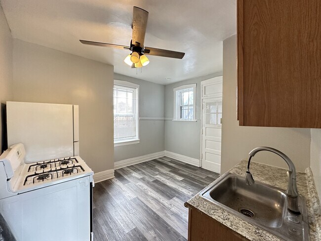 Foto del edificio - 4751 N Monticello Ave