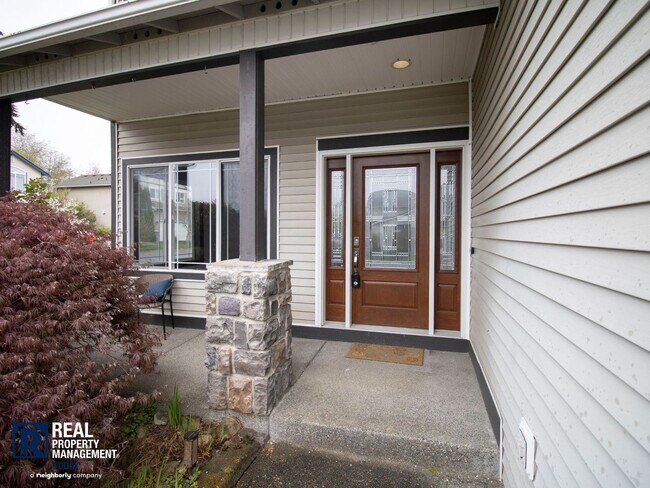 Foto del edificio - Spacious 4 Bed / 3 Bath Home with Loft, Fenced Yard & Covered Patio in Puyallup!