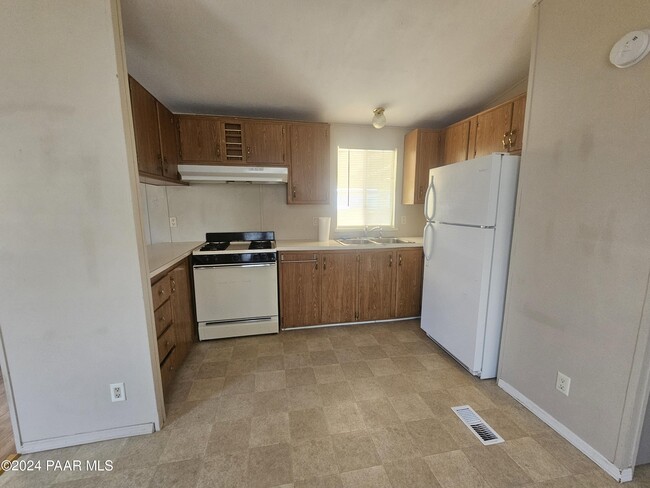 Building Photo - 17243 E Lakeview Dr