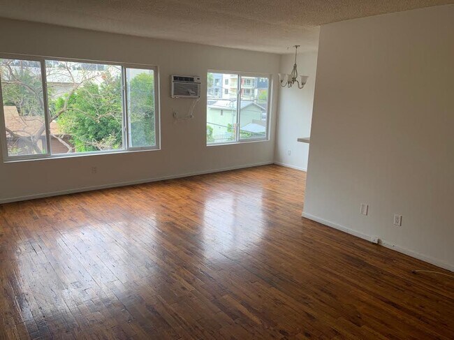 Spacious top floor unit with view. - 7120 Lexington Ave