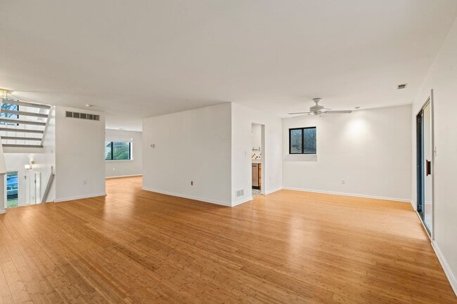 Building Photo - 431 Lynetree Dr