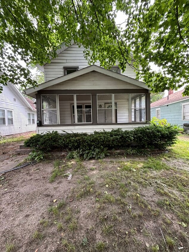 Primary Photo - Large 4 Bedroom 1.5 Bathroom HOUSE SPECIAL