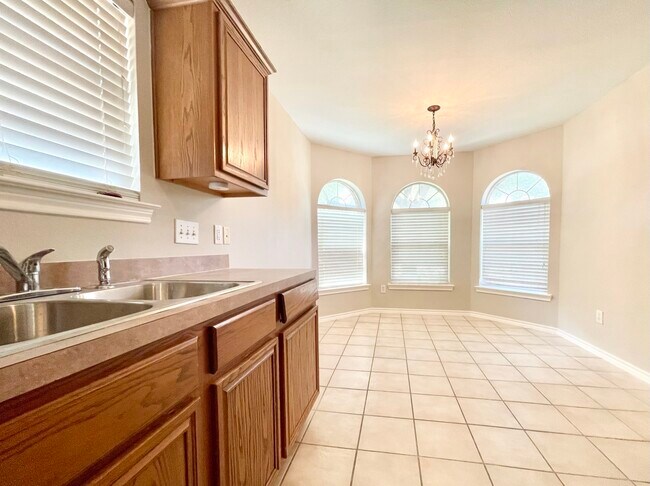 Foto del edificio - 5723 Wandering Creek Dr