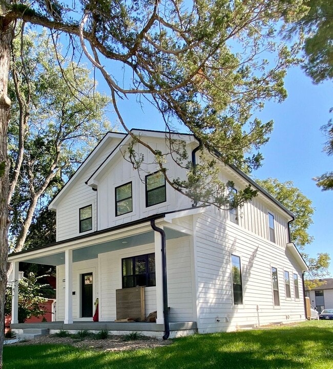 Building Photo - Newly Built 6 Bedroom and 6 Bathroom House!