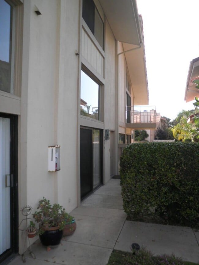Building Photo - 659 Del Parque Dr
