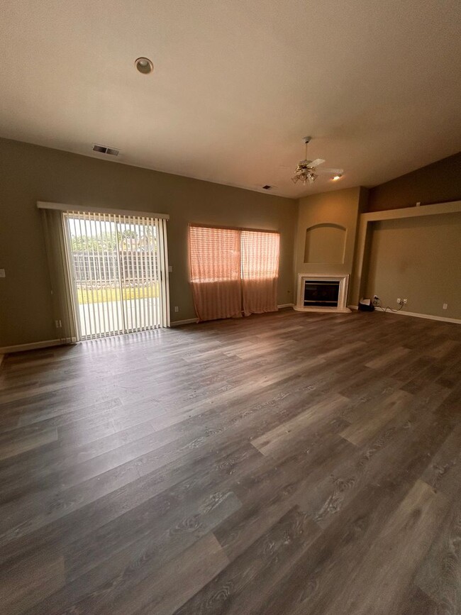 Building Photo - Nice home for rent in Hanford