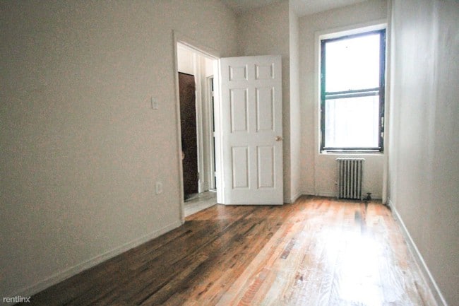 Building Photo - 320 Linden St