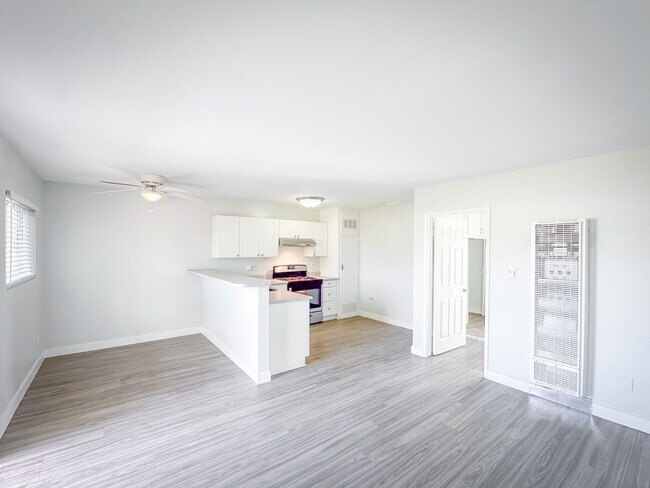 Foto del edificio - CUTE CONDO IN A DUPLEX W/ LARGE BACKYARD A...