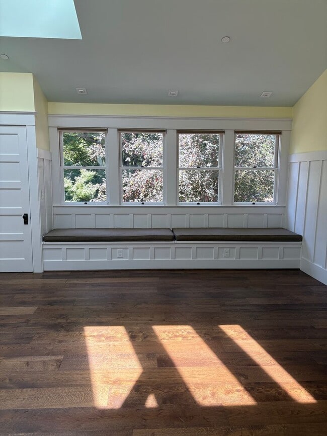 Building Photo - Beautiful 2/2.5 in the heart of Penngrove
