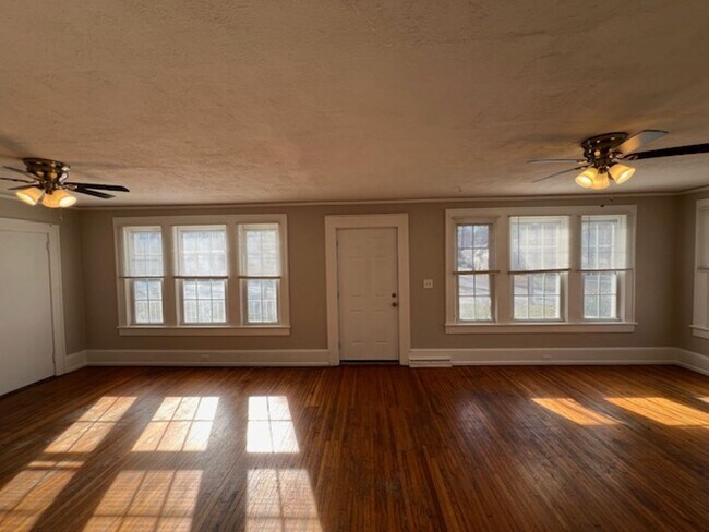 Building Photo - 3BR/ 2BA Brick home convenient to Cherrydale!