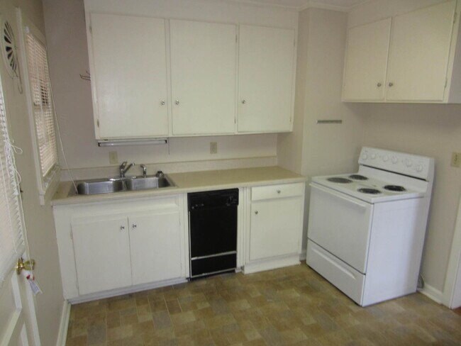 Building Photo - 2 Bedroom Home Close to VSU!