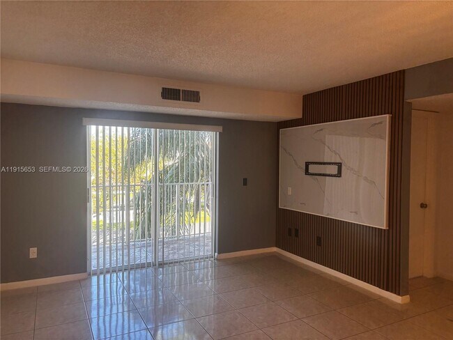 Foto del edificio - 8240 SW 210th St