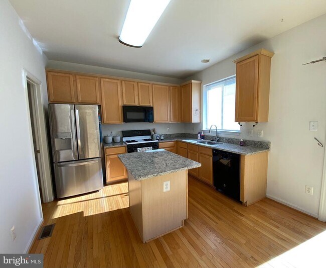 Building Photo - 13030 Park Crescent Cir
