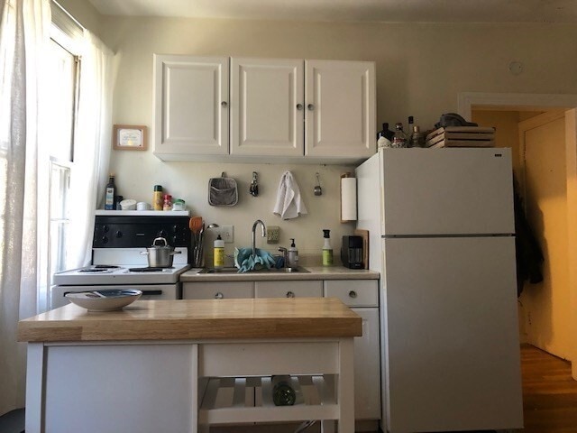 Building Photo - 27 Melrose St