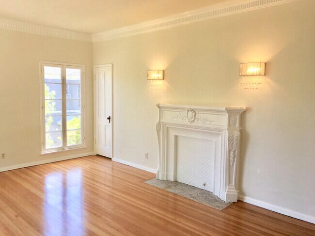 Living Room -West facing - 1207 1/2 S Alfred St