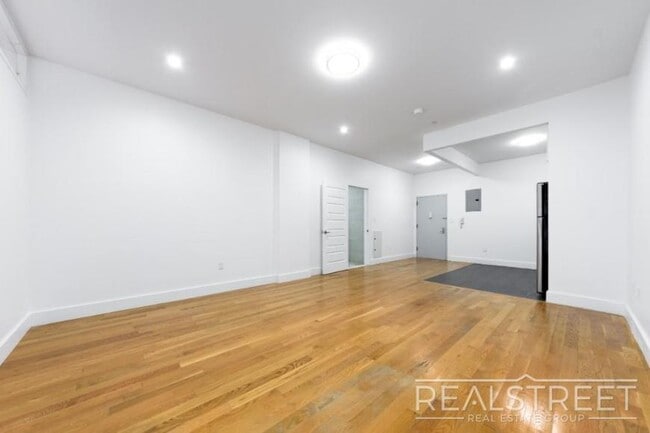 Foto del edificio - 1 bedroom in ELMHURST NY 11373