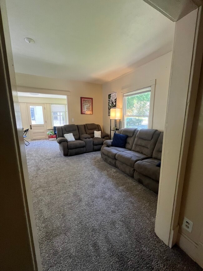 Living room - 412 Ash Ave