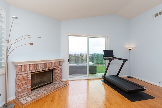 Building Photo - 4 Bed, 2 Bath - Sorrento Mesa Single Famil...