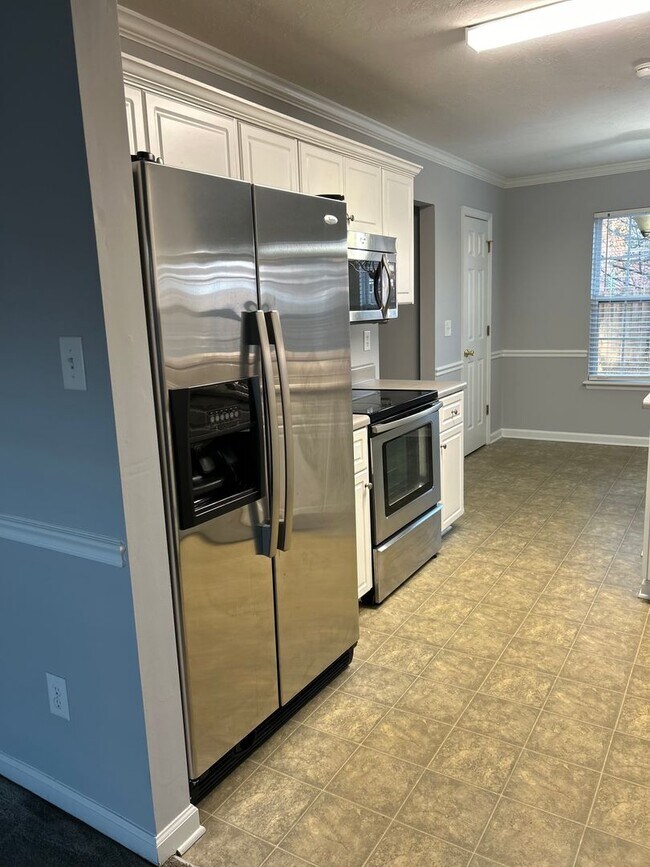 Foto del edificio - Spacious Family Rental in Prime Location