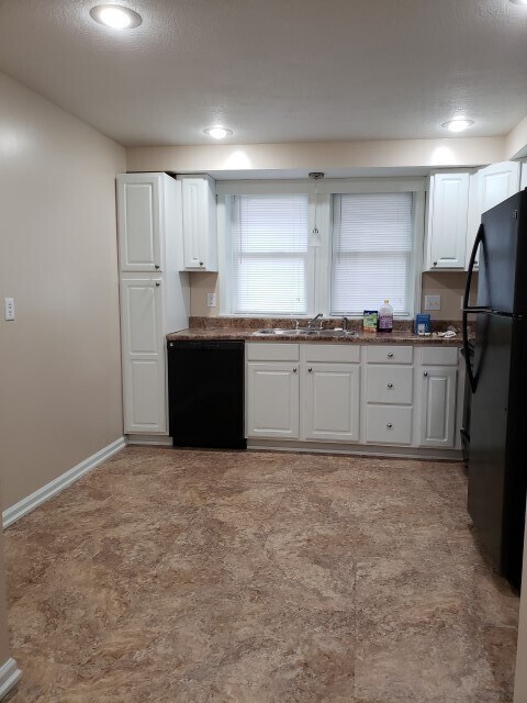 Building Photo - 3 bedroom, 2 bath House: Available August ...