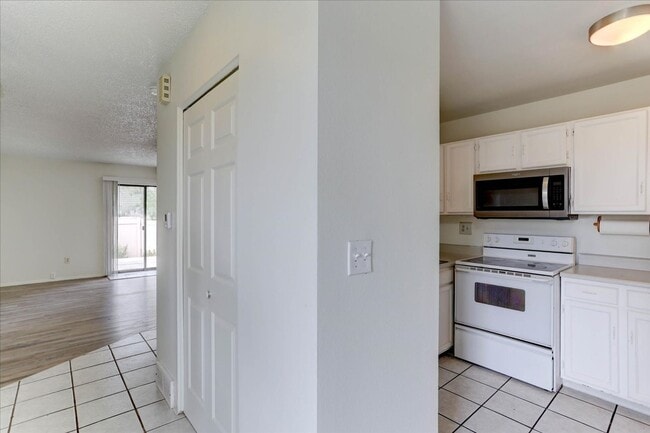 Building Photo - 2033 Gyros Cir
