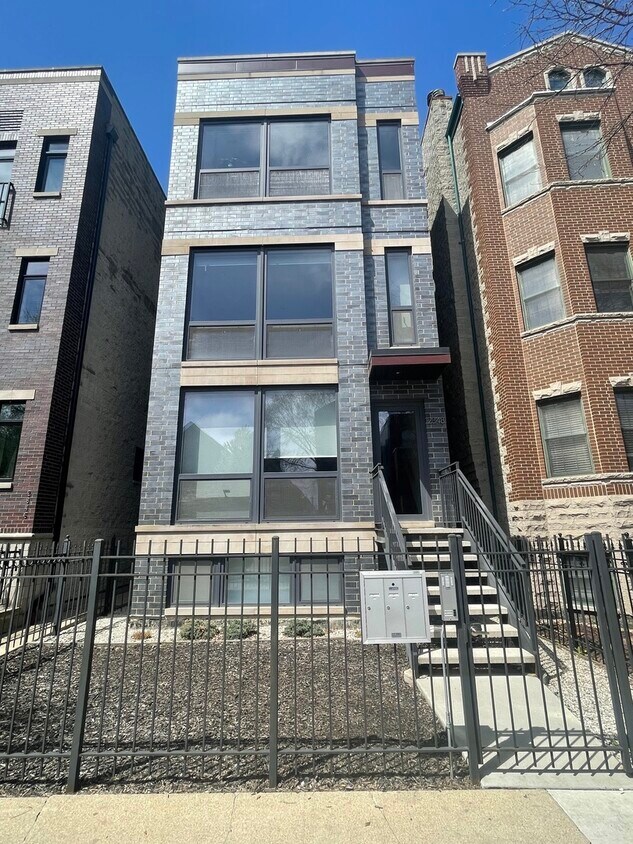 Primary Photo - 2848 N Damen Ave