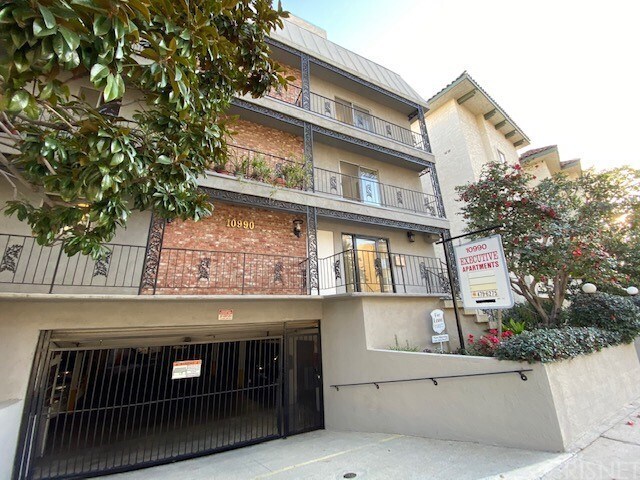 Building Photo - 10990 Wellworth Ave