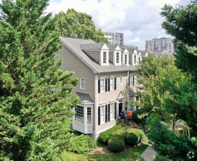Building Photo - 717 McClure Dr