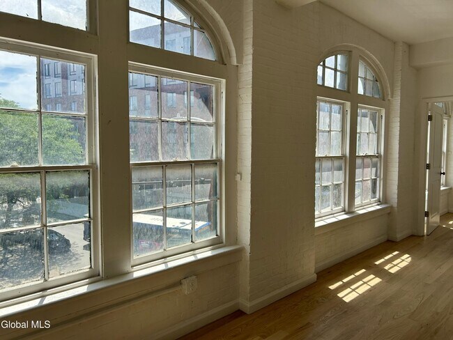 Building Photo - 155 River St