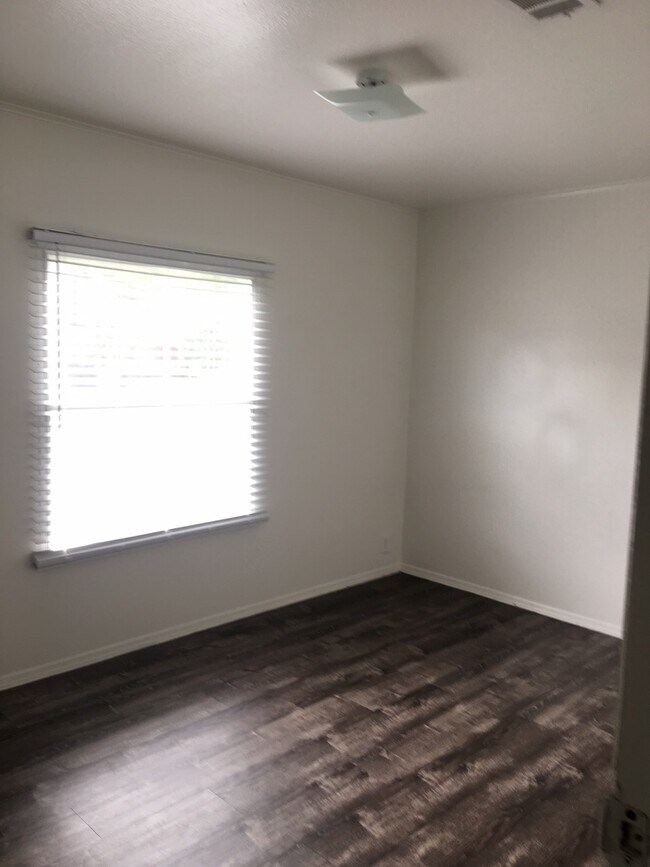 Building Photo - 4 bed, 2 bath house - available 7/10/2023