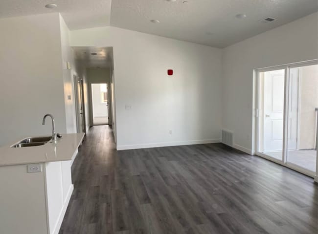 Building Photo - 462 W 40 S