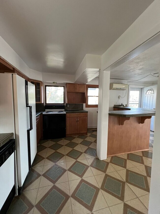 Building Photo - 3 Bedroom, 2 Bathroom Home - Near Downtown