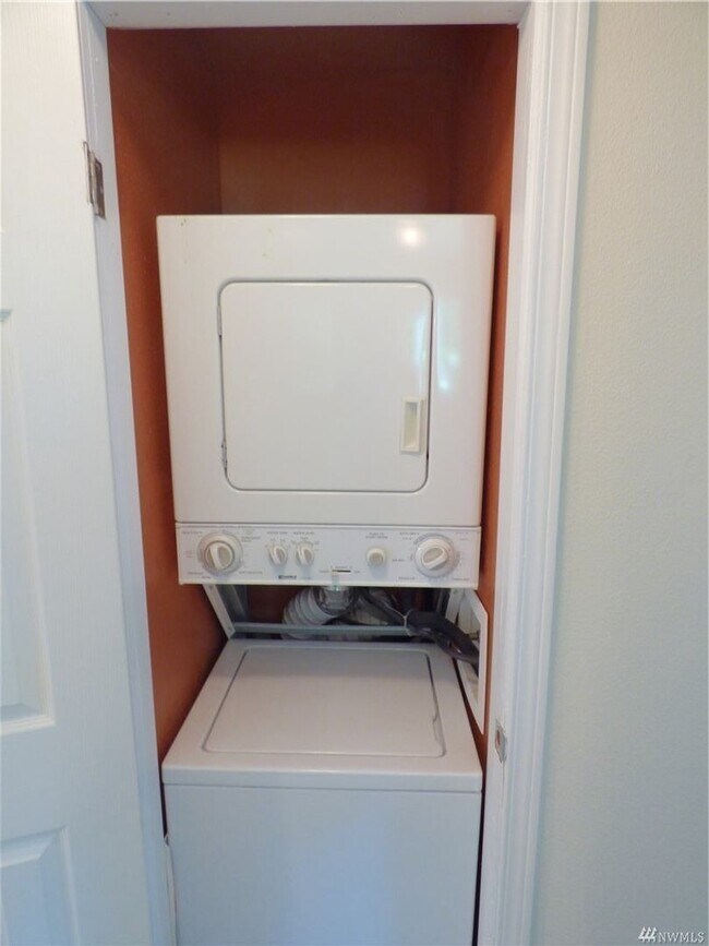 Building Photo - 2 bed / 1 bath Ground Floor North Creek Co...